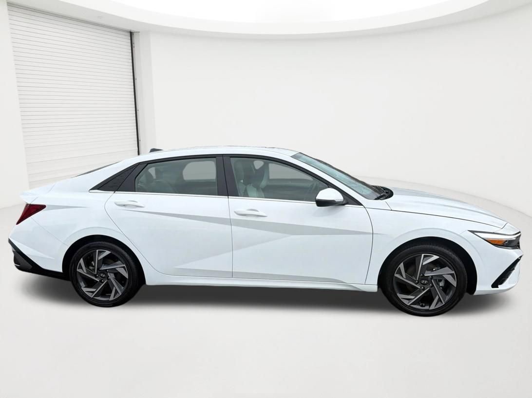 Certified 2025 Hyundai Elantra Limited image 4