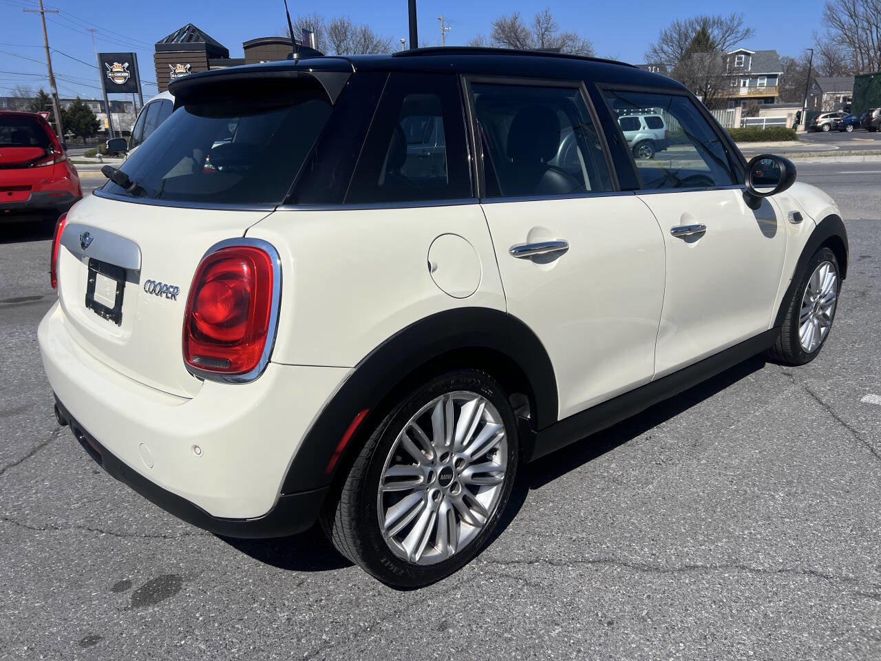 Used 2015 MINI Cooper 4-Door Hardtop image 4