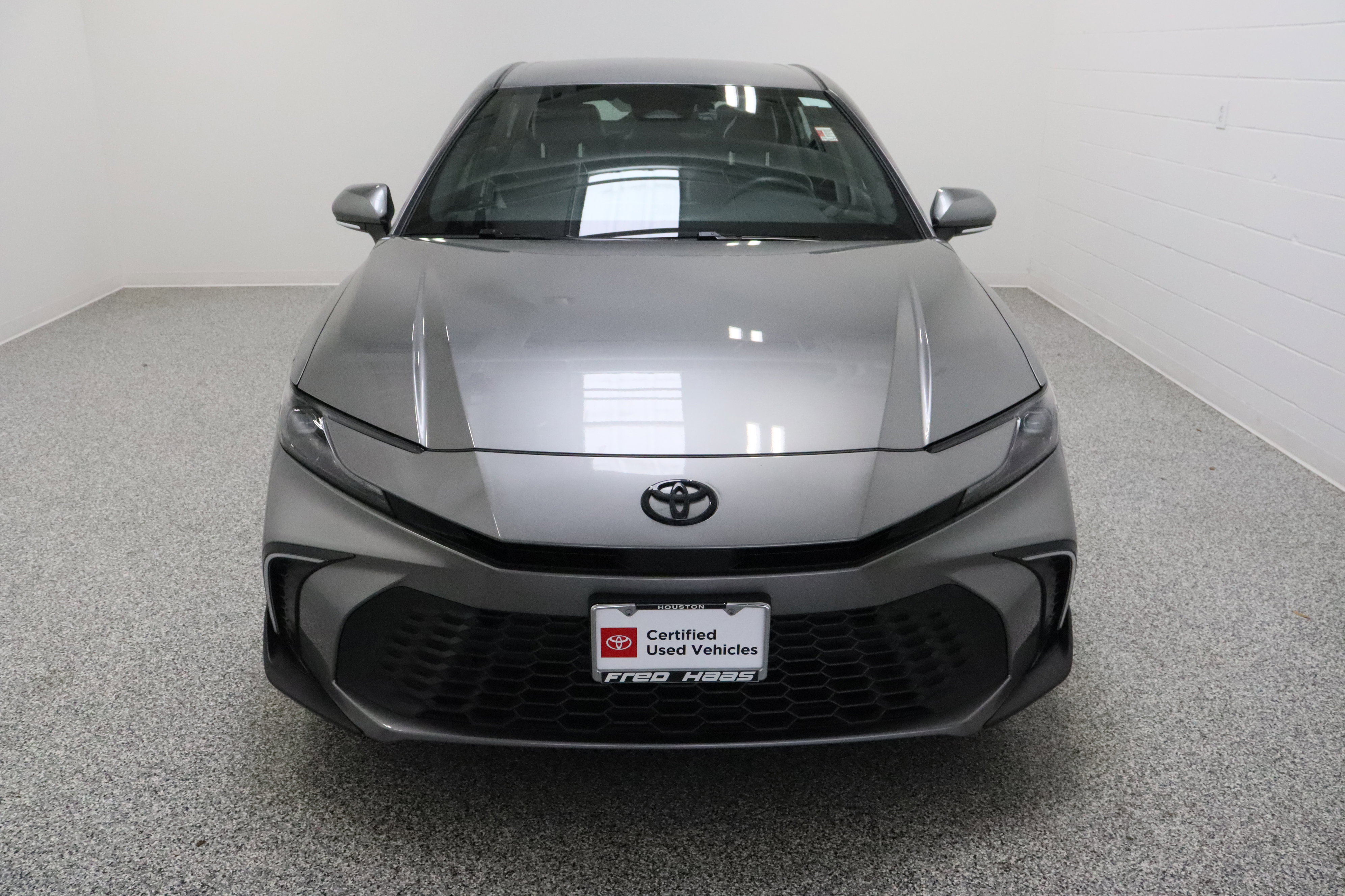 Used 2025 Toyota Camry SE w/ Convenience Package FWD image 3