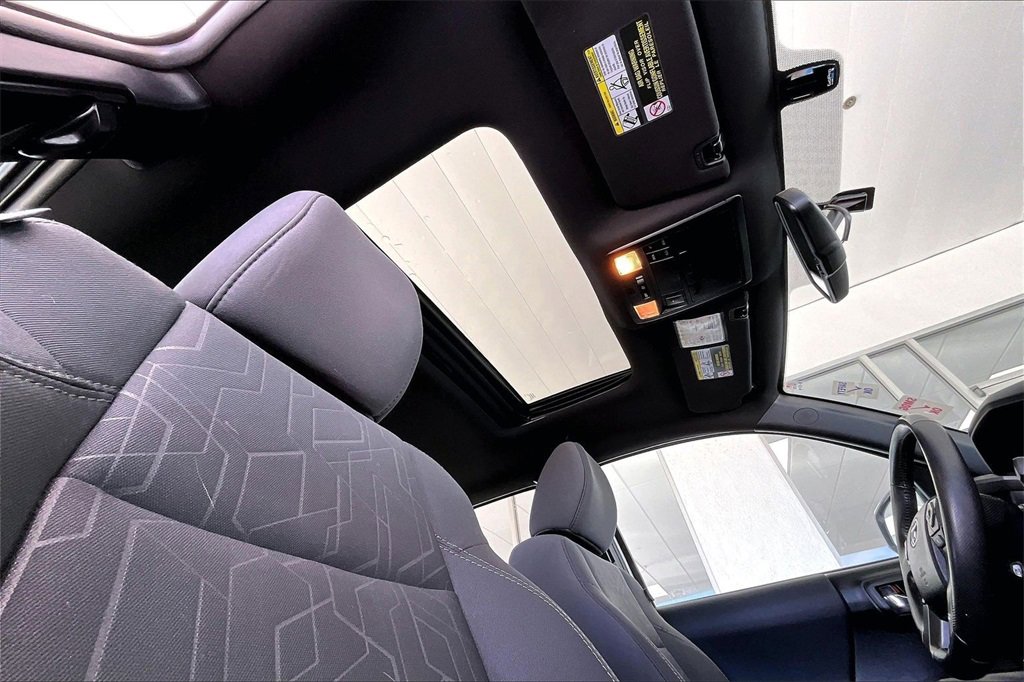 Used 2017 Toyota Tacoma TRD Sport image 28