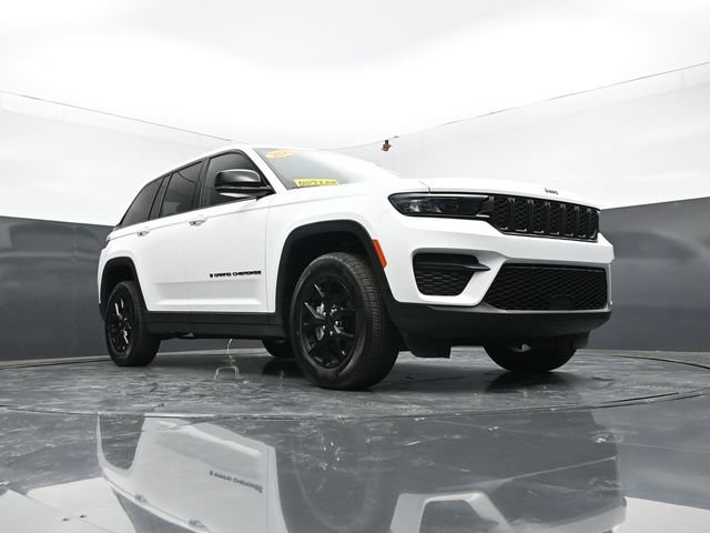Used 2025 Jeep Grand Cherokee Altitude AWD/4WD image 47