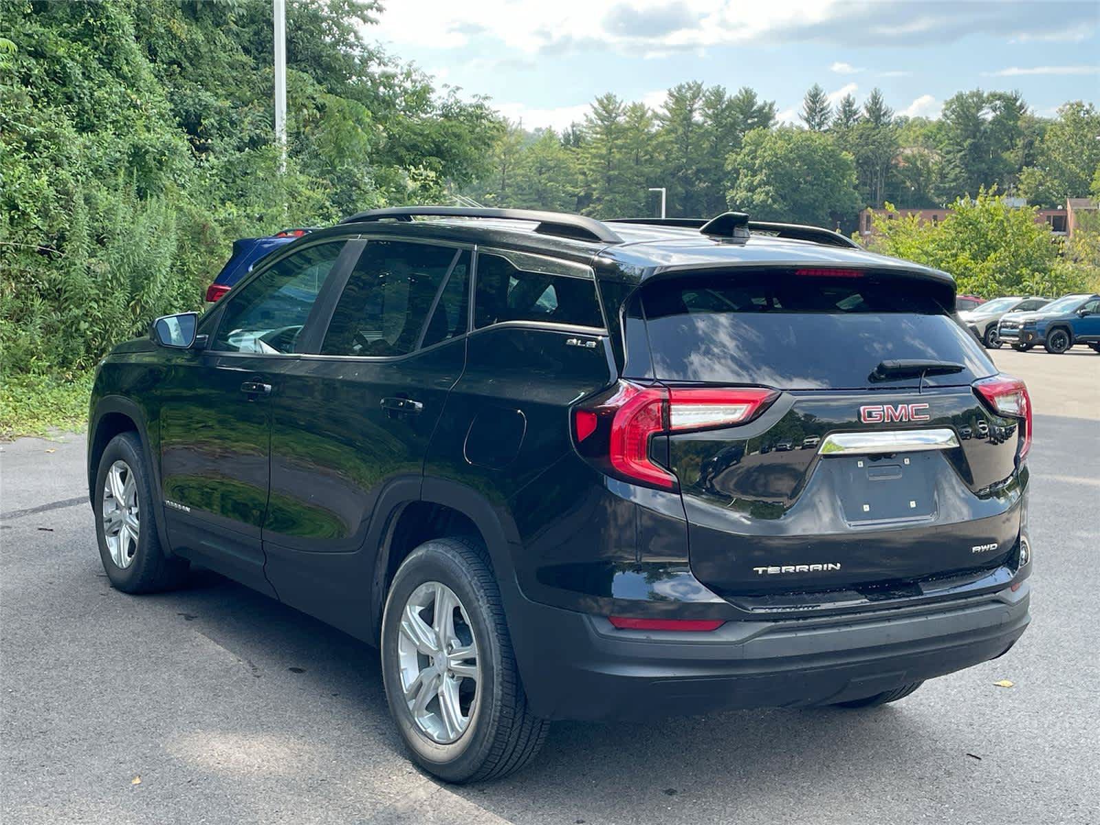Used 2024 GMC Terrain SLE w/ Driver Convenience Package AWD/4WD image 3
