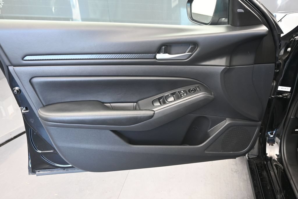 Used 2025 Nissan Altima 2.5 SV FWD image 16