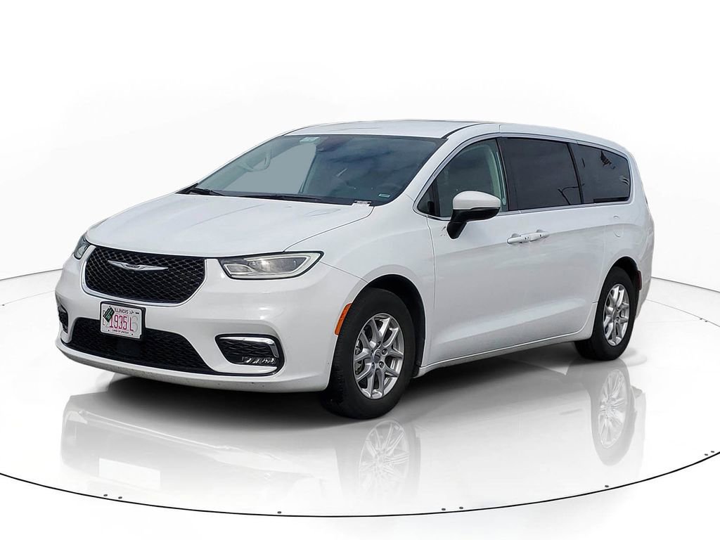 Used 2023 Chrysler Pacifica Touring-L FWD image 2
