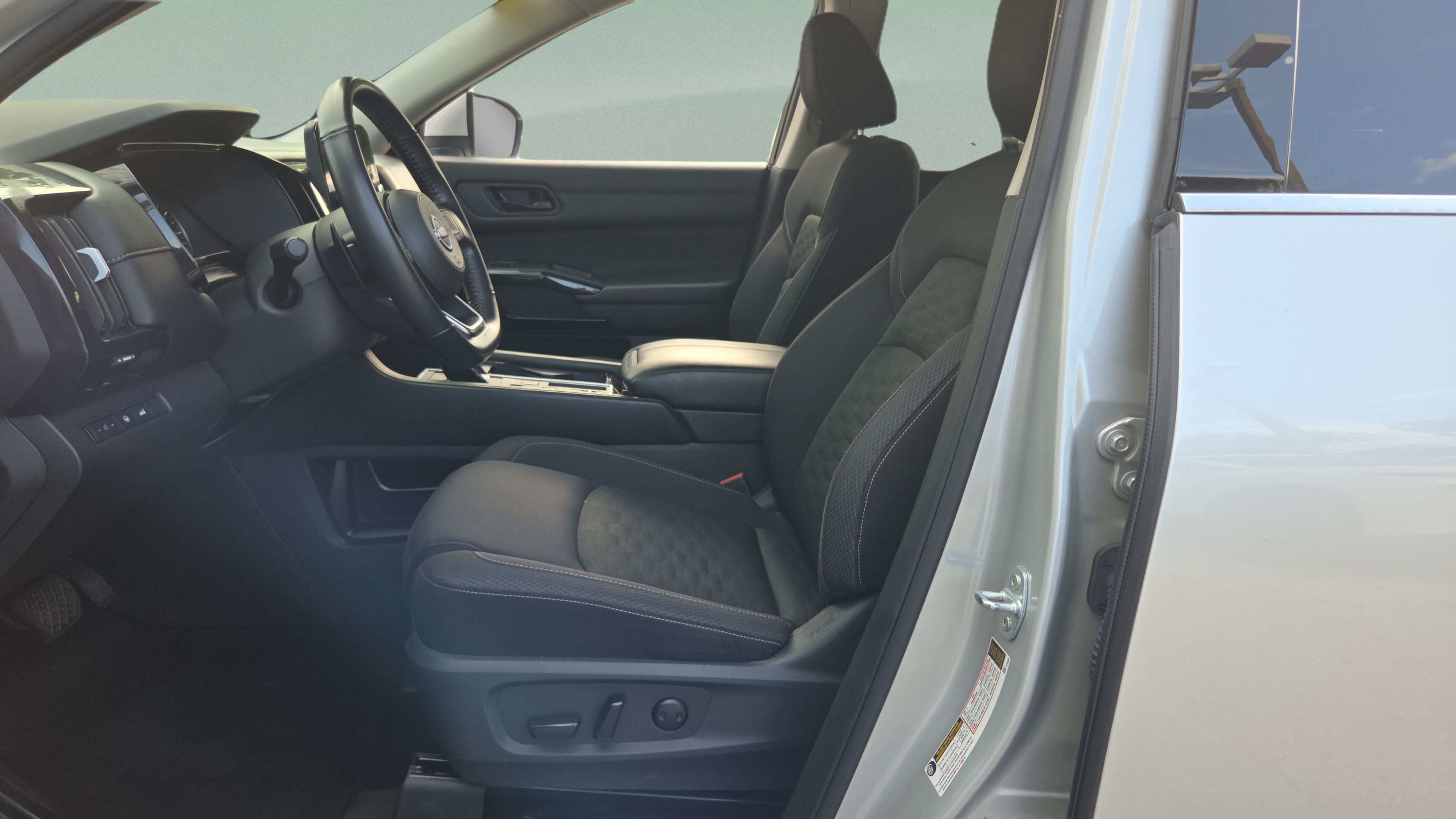 Used 2025 Nissan Pathfinder SV FWD image 9