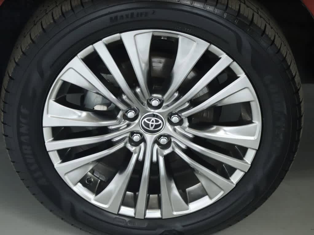 Certified 2023 Toyota Venza XLE image 37