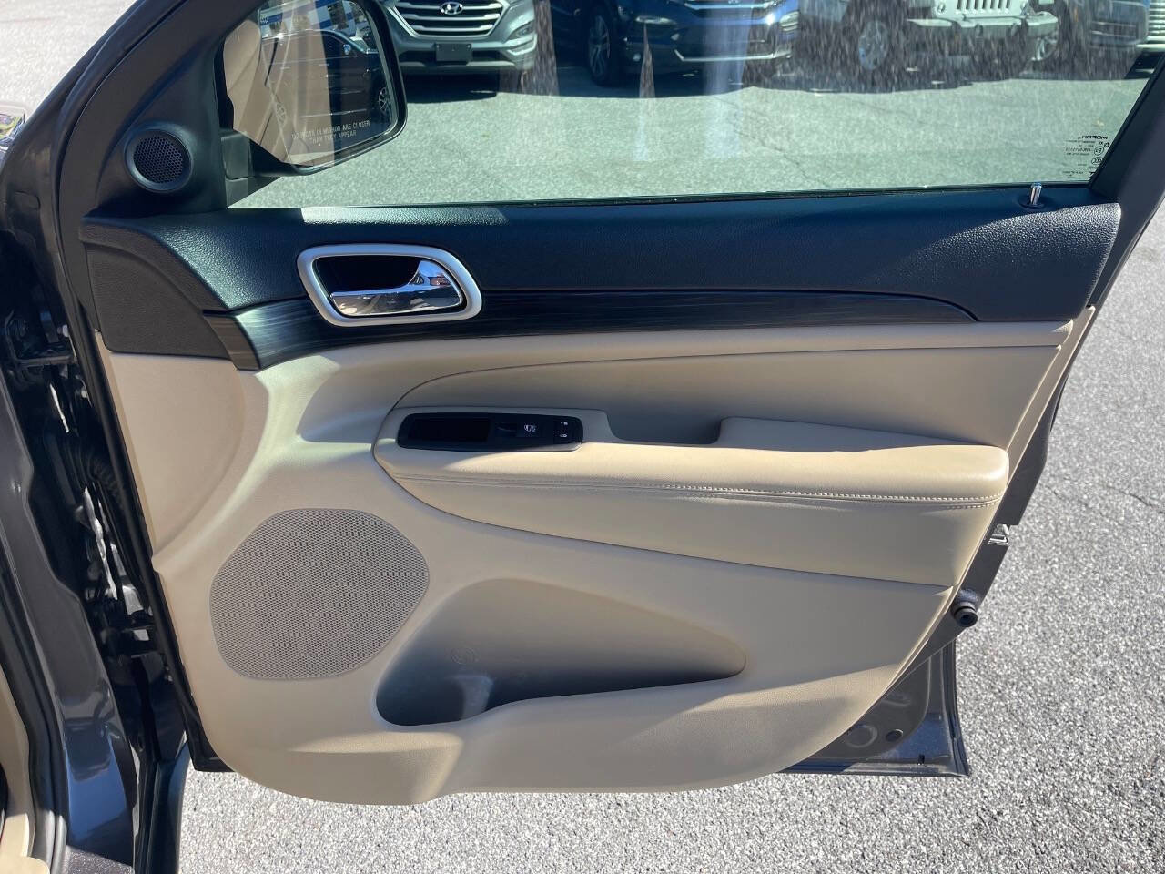Used 2019 Jeep Grand Cherokee Laredo image 36