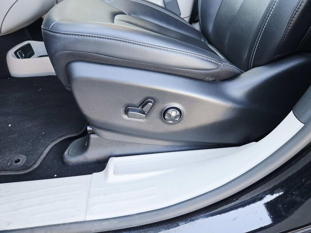 Used 2024 Chrysler Pacifica Touring-L image 38