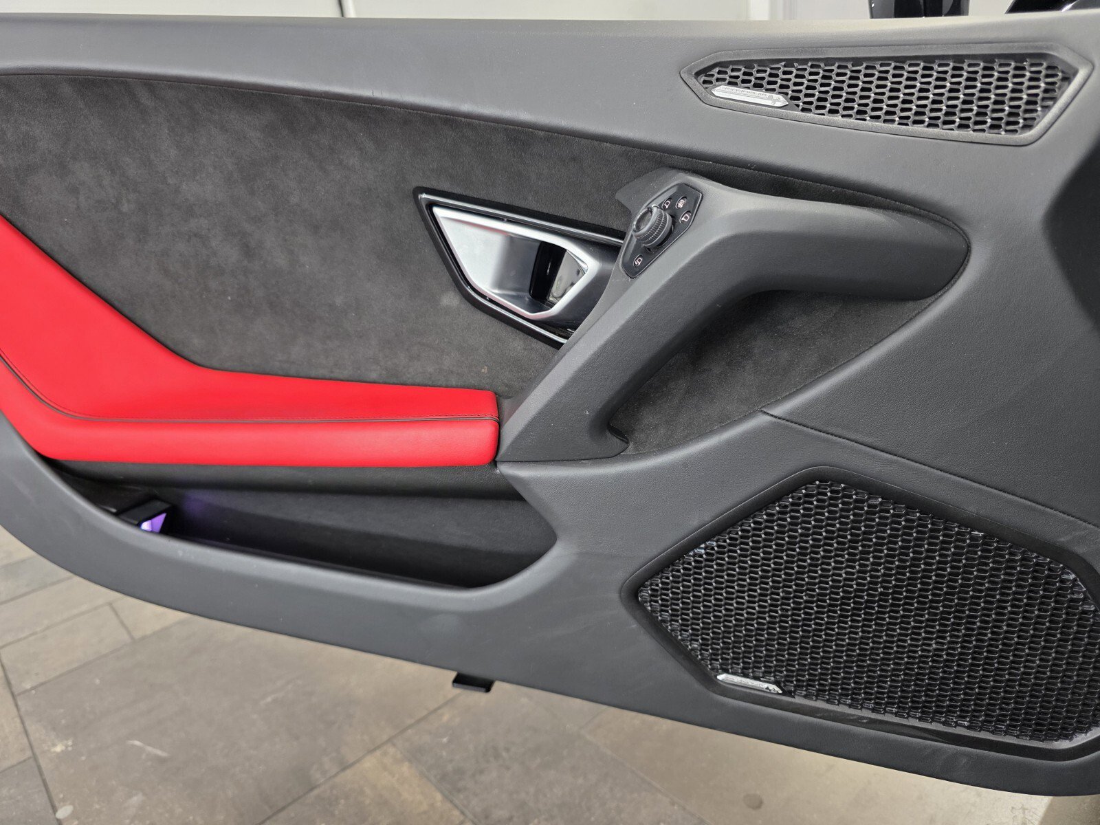 Used 2022 Lamborghini Huracan EVO RWD image 15