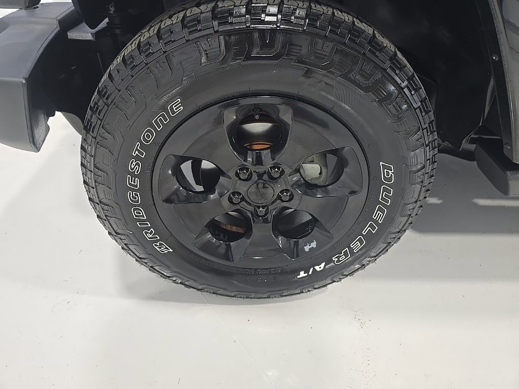 Used 2012 Jeep Wrangler Unlimited Sahara w/ Dual Top Group image 4