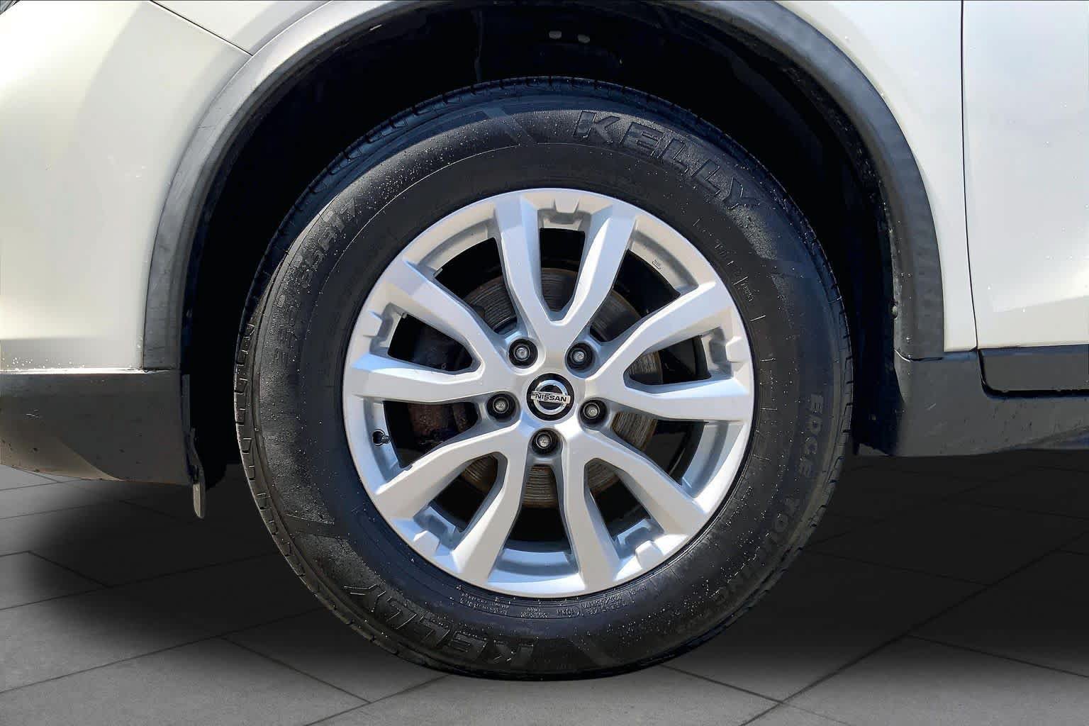 Used 2018 Nissan Rogue SV w/ Sun & Sound Touring Package AWD/4WD image 11