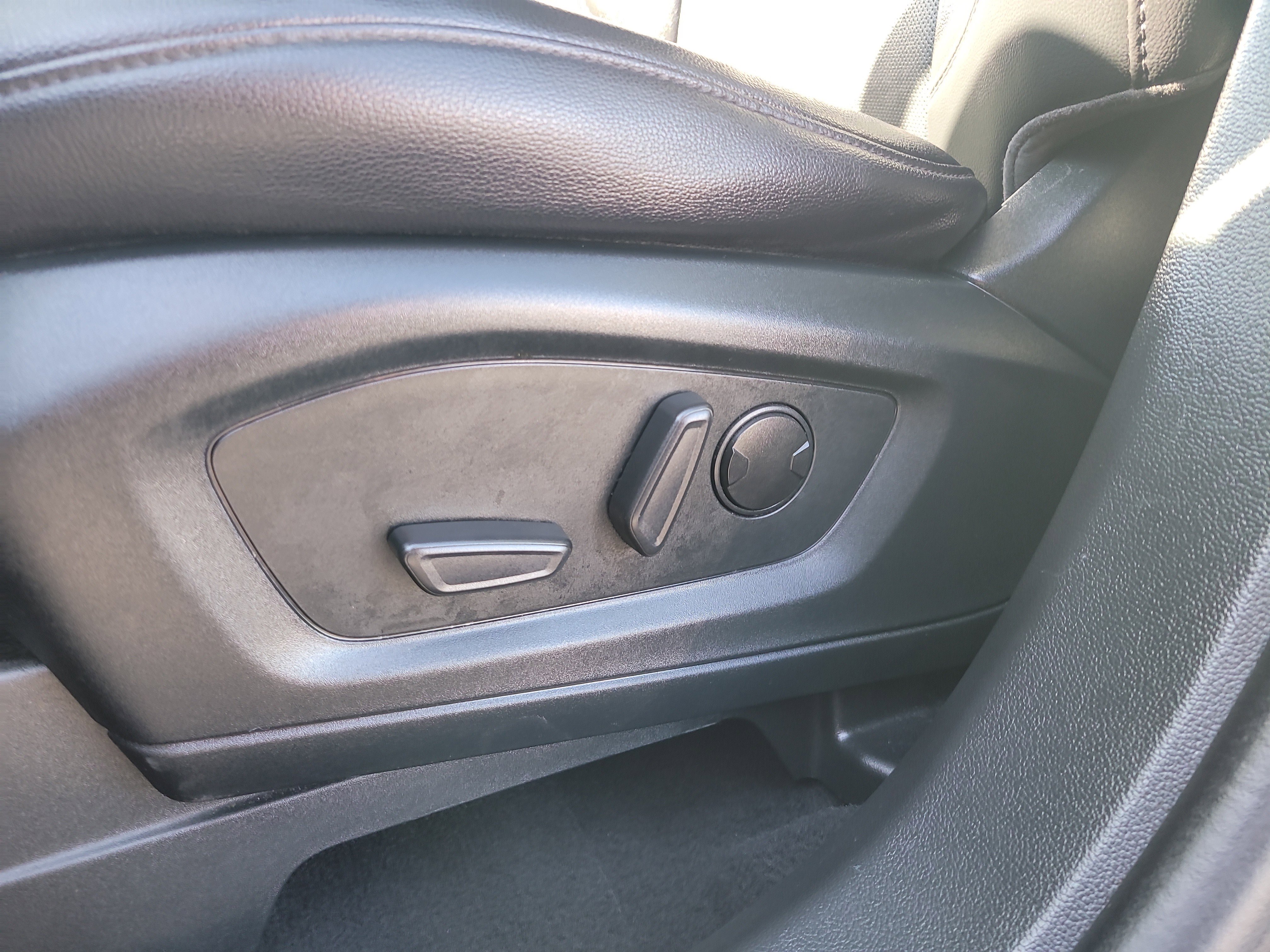 Used 2024 Ford Explorer Limited image 18