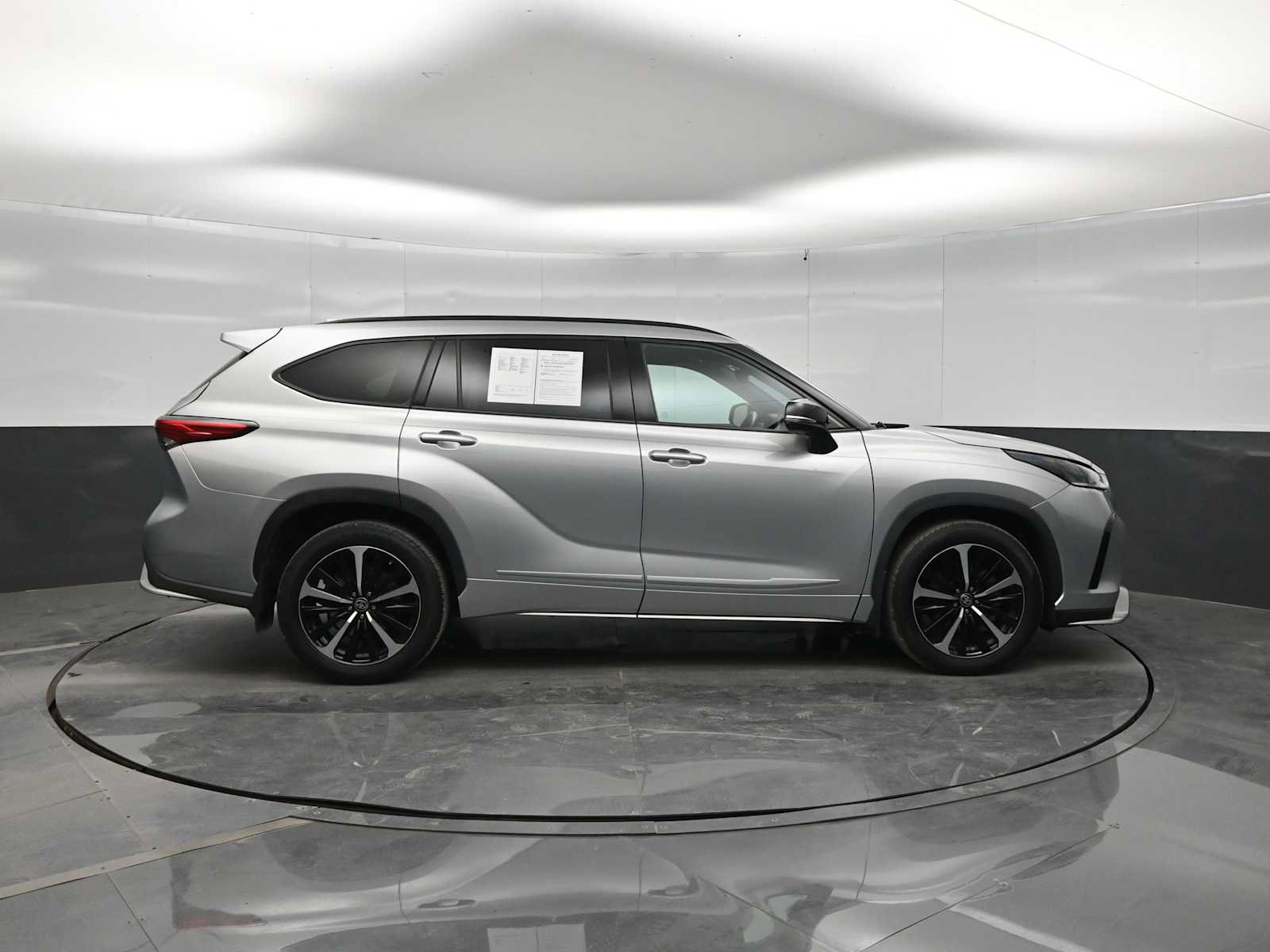 Used 2021 Toyota Highlander XSE AWD/4WD image 9