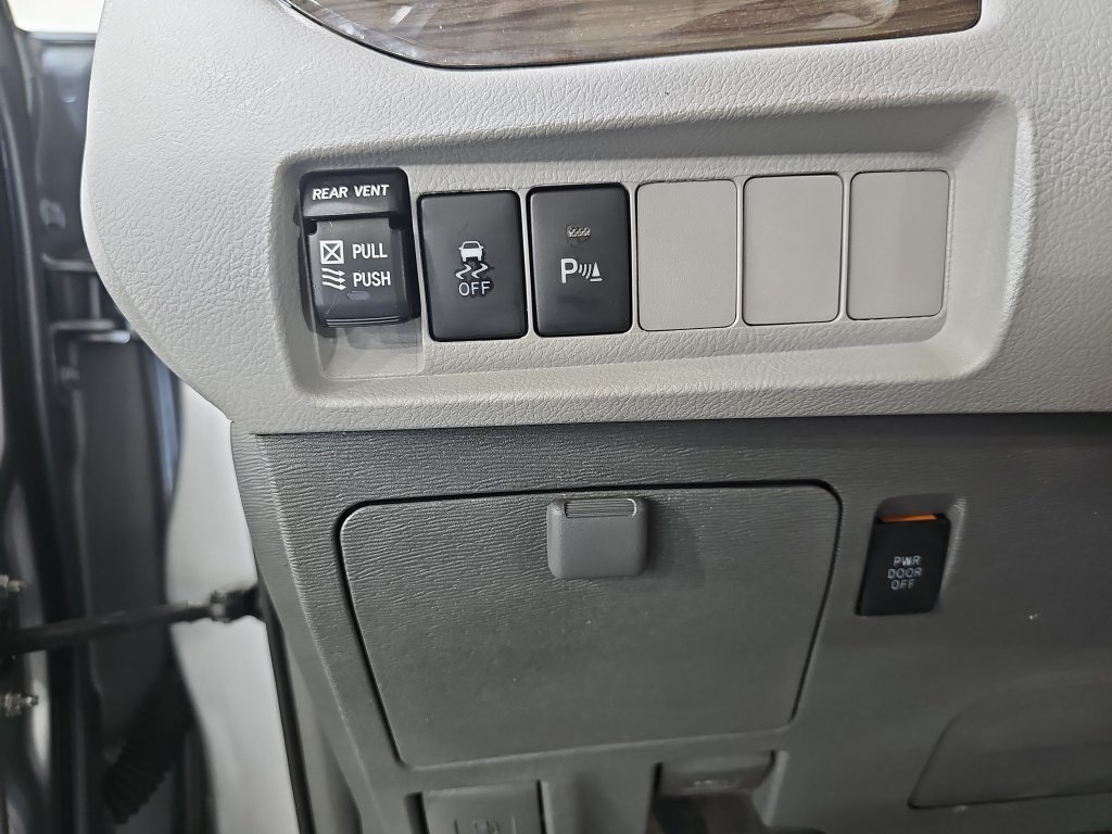 Used 2018 Toyota Sienna XLE Premium AWD/4WD image 32