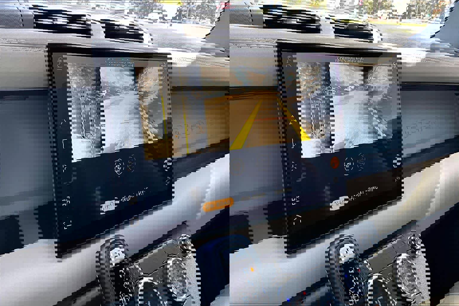 Used 2023 Land Rover Defender 130 SE image 25