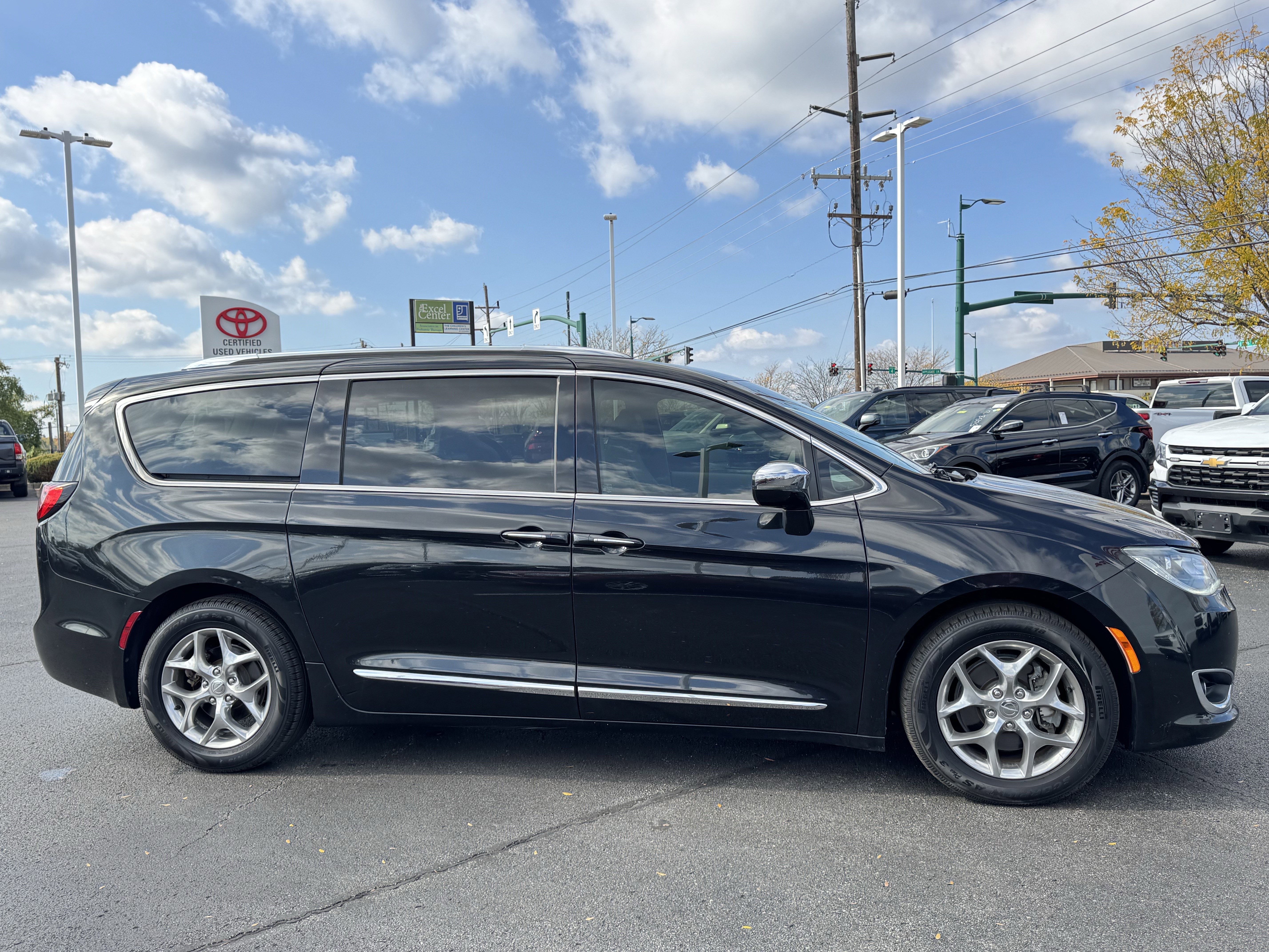 Used 2019 Chrysler Pacifica Limited image 17
