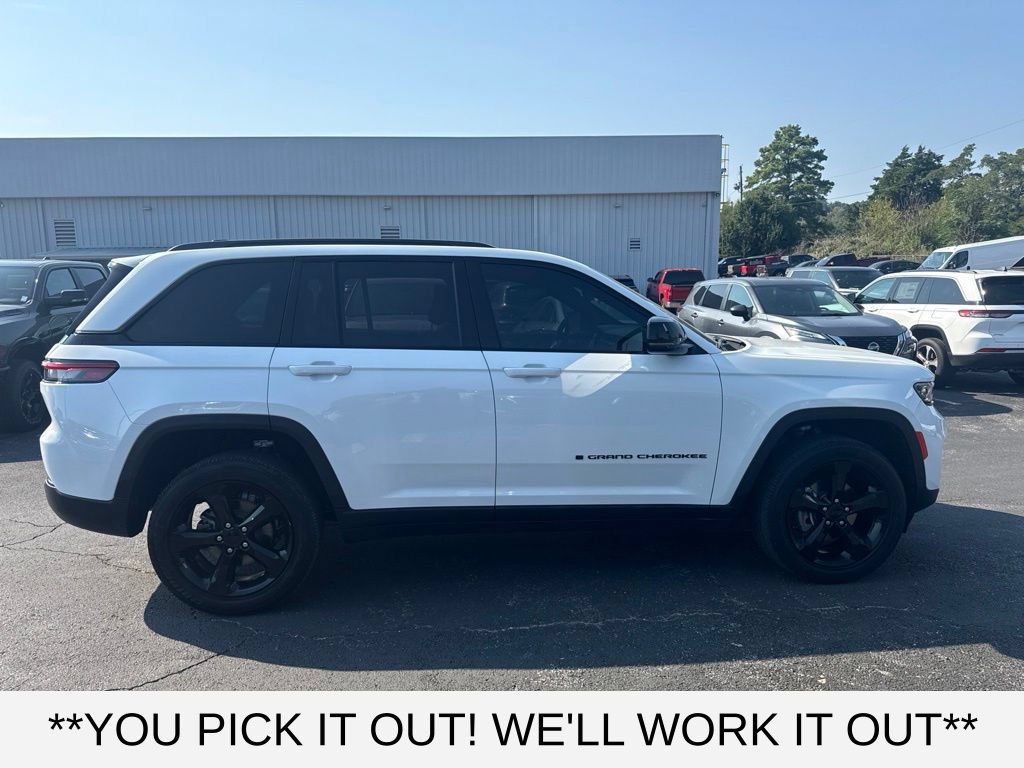 Used 2023 Jeep Grand Cherokee Altitude AWD/4WD image 2