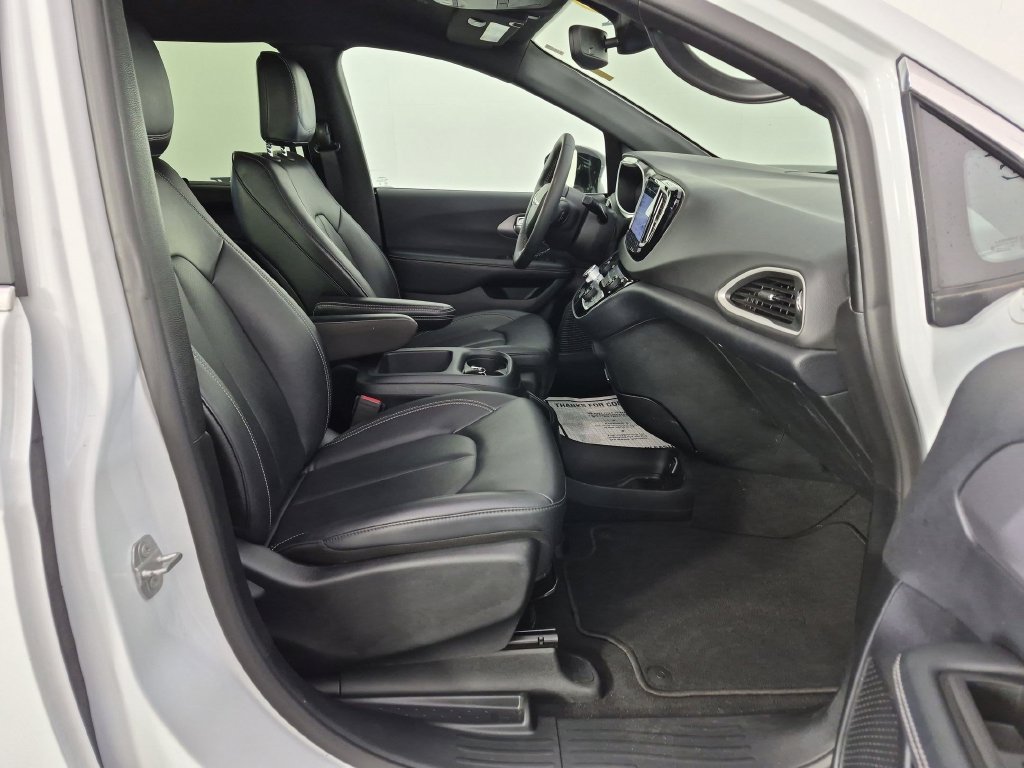 Used 2025 Chrysler Pacifica Select FWD image 34