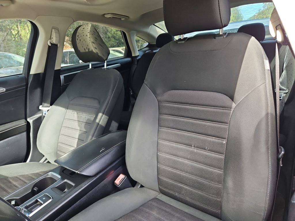 Used 2020 Ford Fusion SE image 25