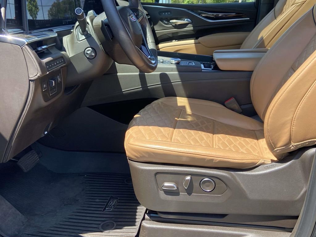 Used 2023 Cadillac Escalade ESV Sport w/ LPO, ONYX Package AWD/4WD image 9