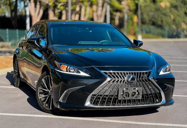 Used 2025 Lexus ES 300h w/ Premium Package FWD image 2