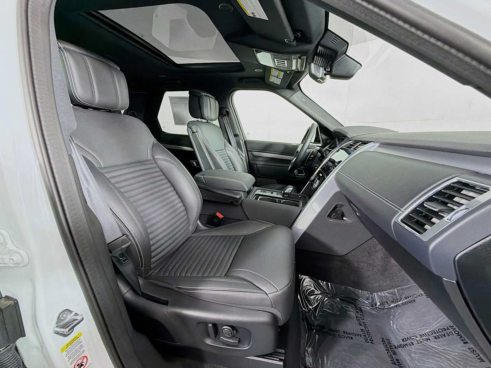 Used 2025 Land Rover Discovery Dynamic SE AWD/4WD image 27