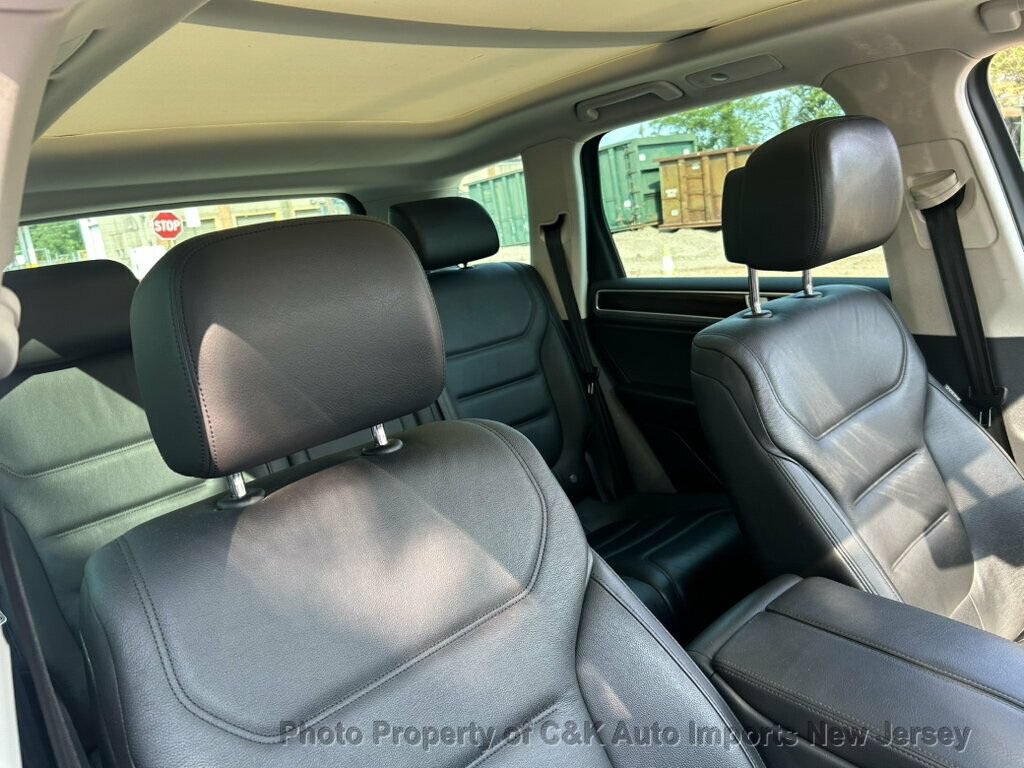 Used 2015 Volkswagen Touareg VR6 AWD/4WD image 24