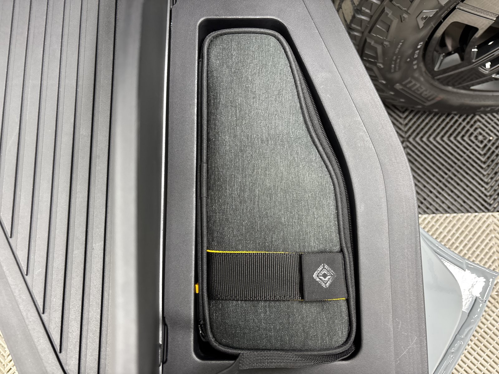 Used 2024 Rivian R1T Adventure AWD/4WD image 32