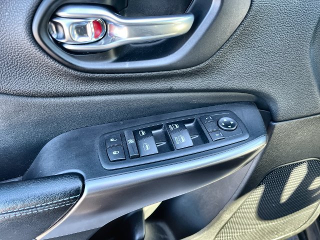Used 2019 Jeep Cherokee Latitude Plus w/ Cold Weather Group AWD/4WD image 23