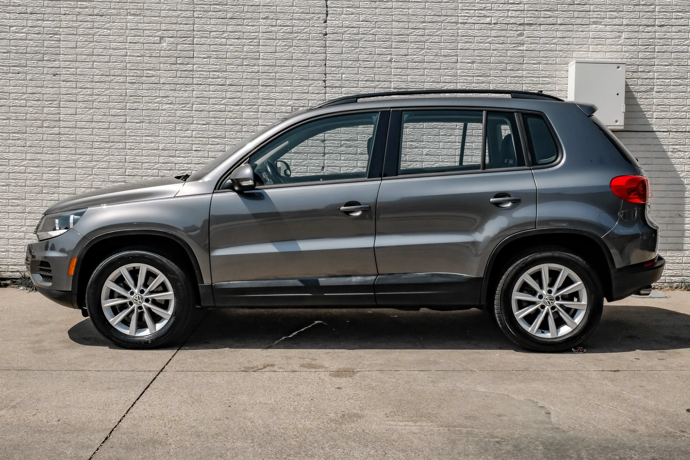 Used 2018 Volkswagen Tiguan Limited w/ Premium Package FWD image 10