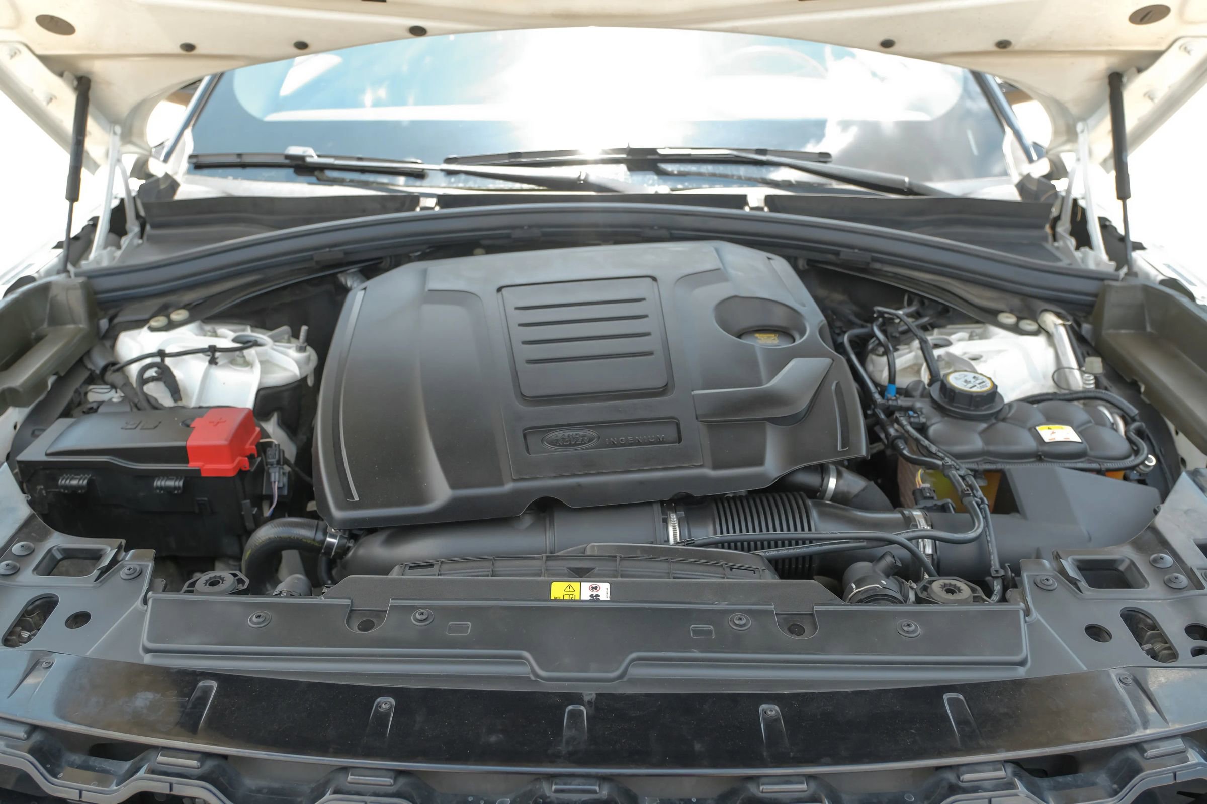 Used 2018 Land Rover Range Rover Velar R-Dynamic SE image 44