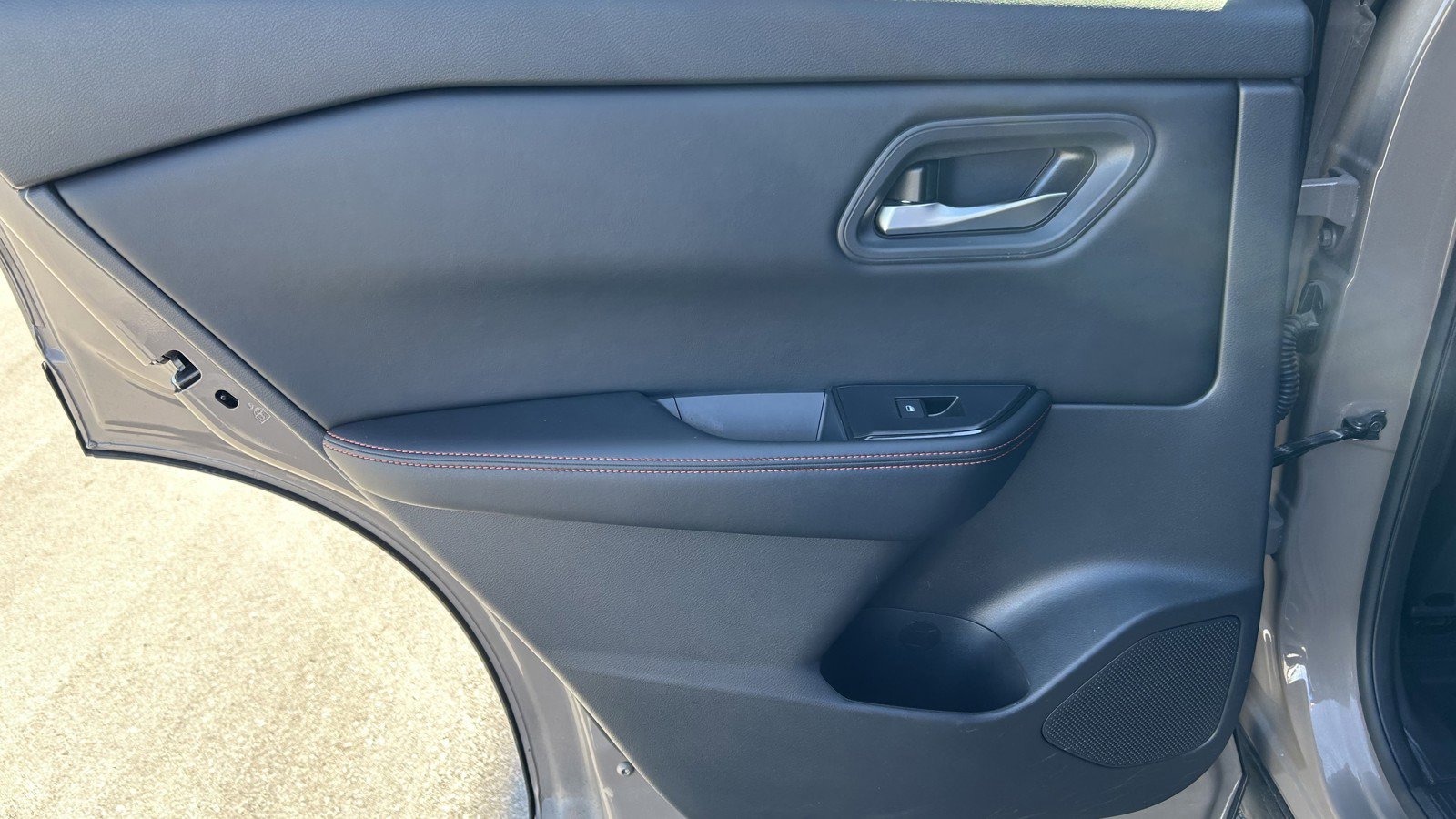 Used 2025 Nissan Rogue SV image 11