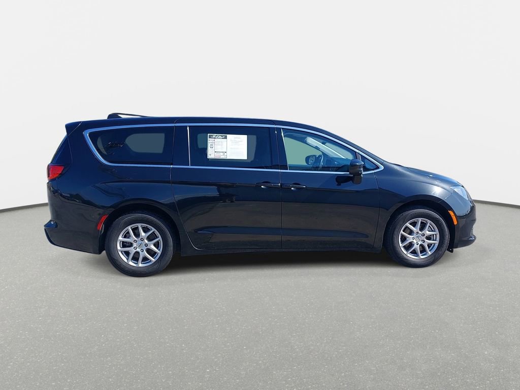 Used 2023 Chrysler Voyager LX image 4