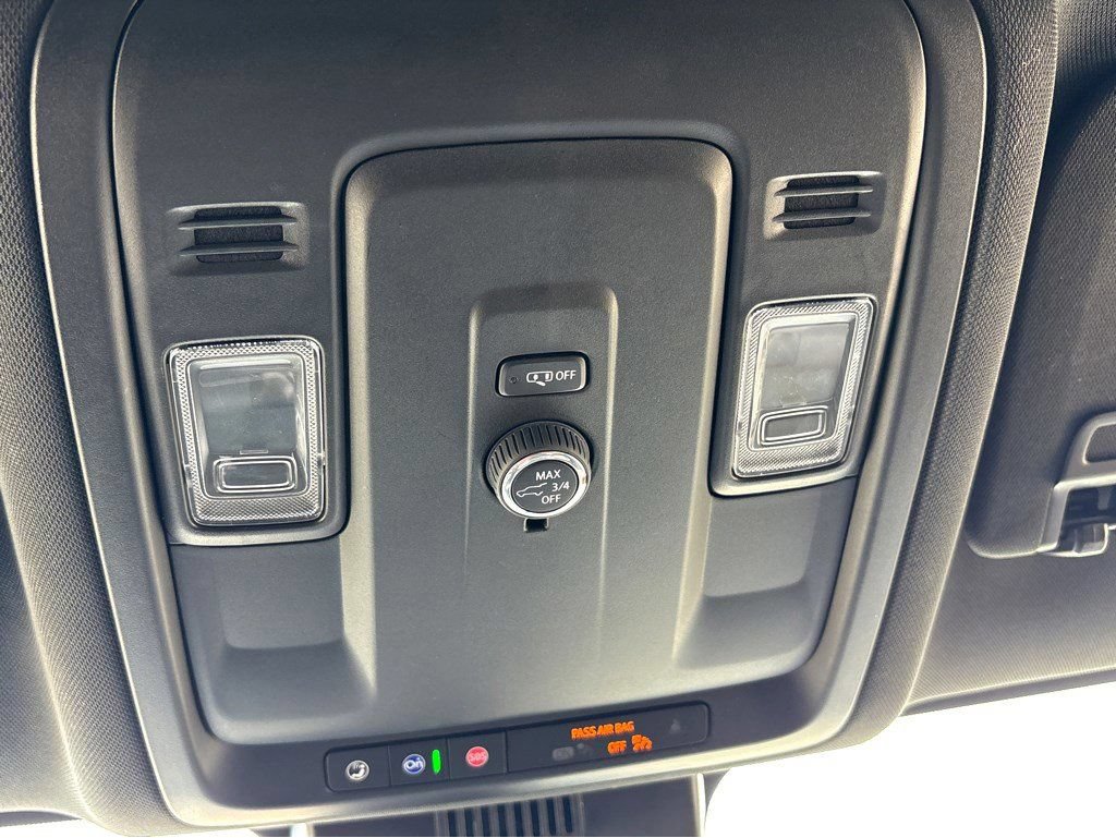 Used 2025 Chevrolet Suburban LT AWD/4WD image 28