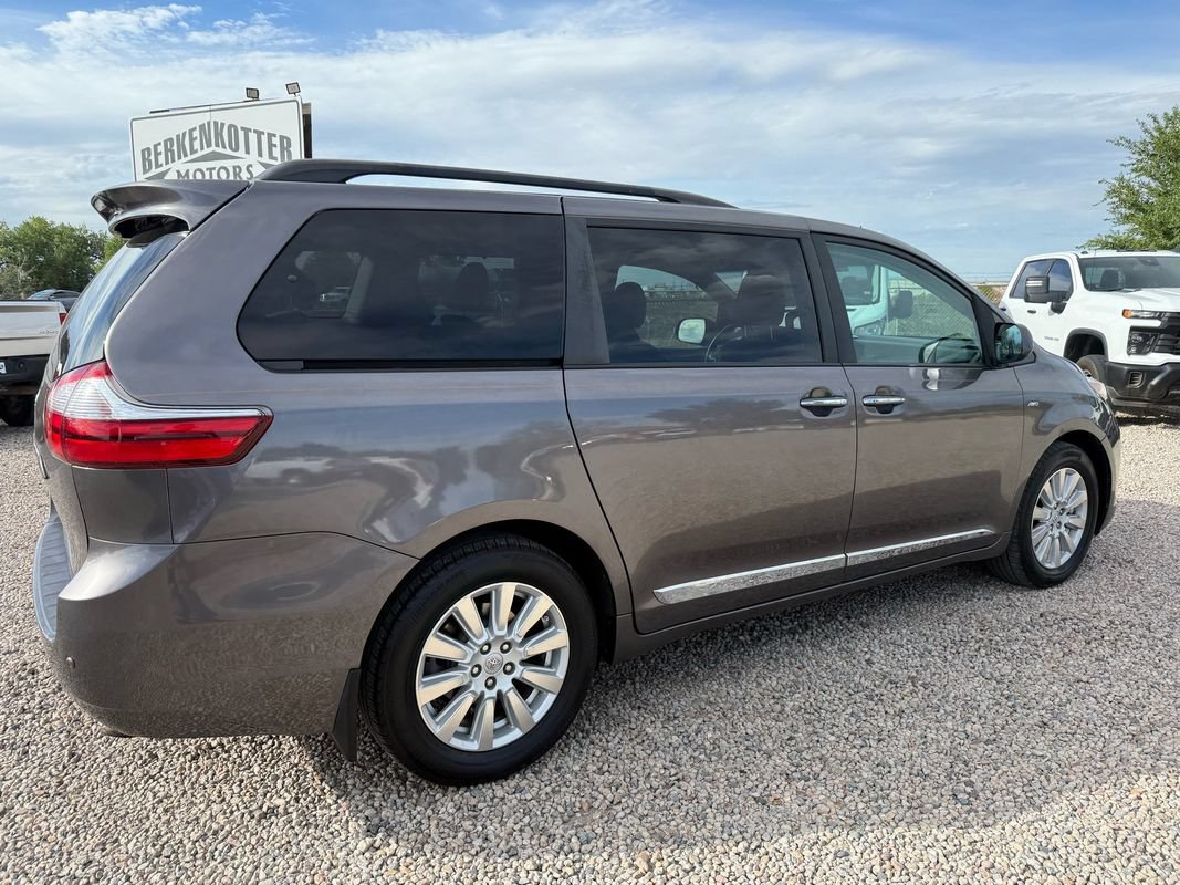Used 2017 Toyota Sienna XLE w/ XLE Navigation Package AWD/4WD image 11