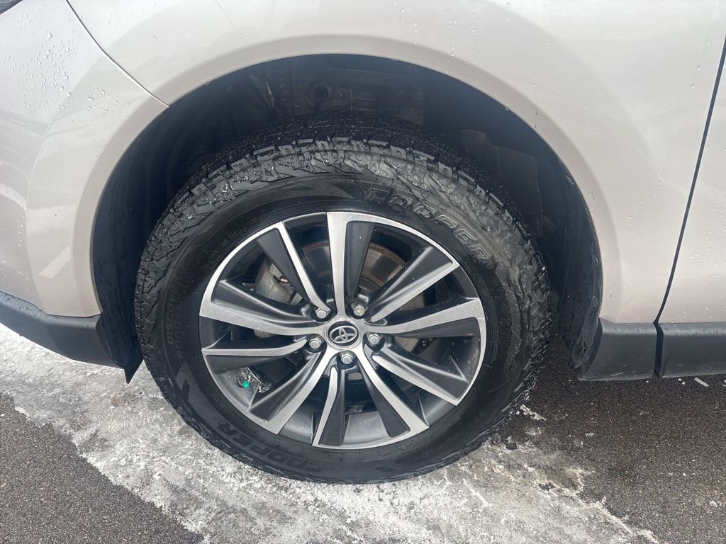 Used 2021 Toyota Venza XLE image 12