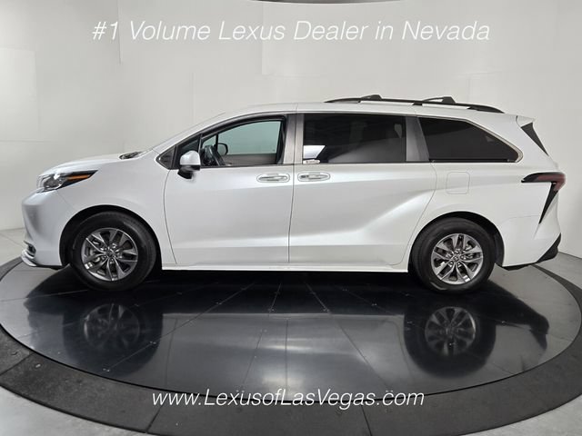 Used 2023 Toyota Sienna XLE FWD image 3
