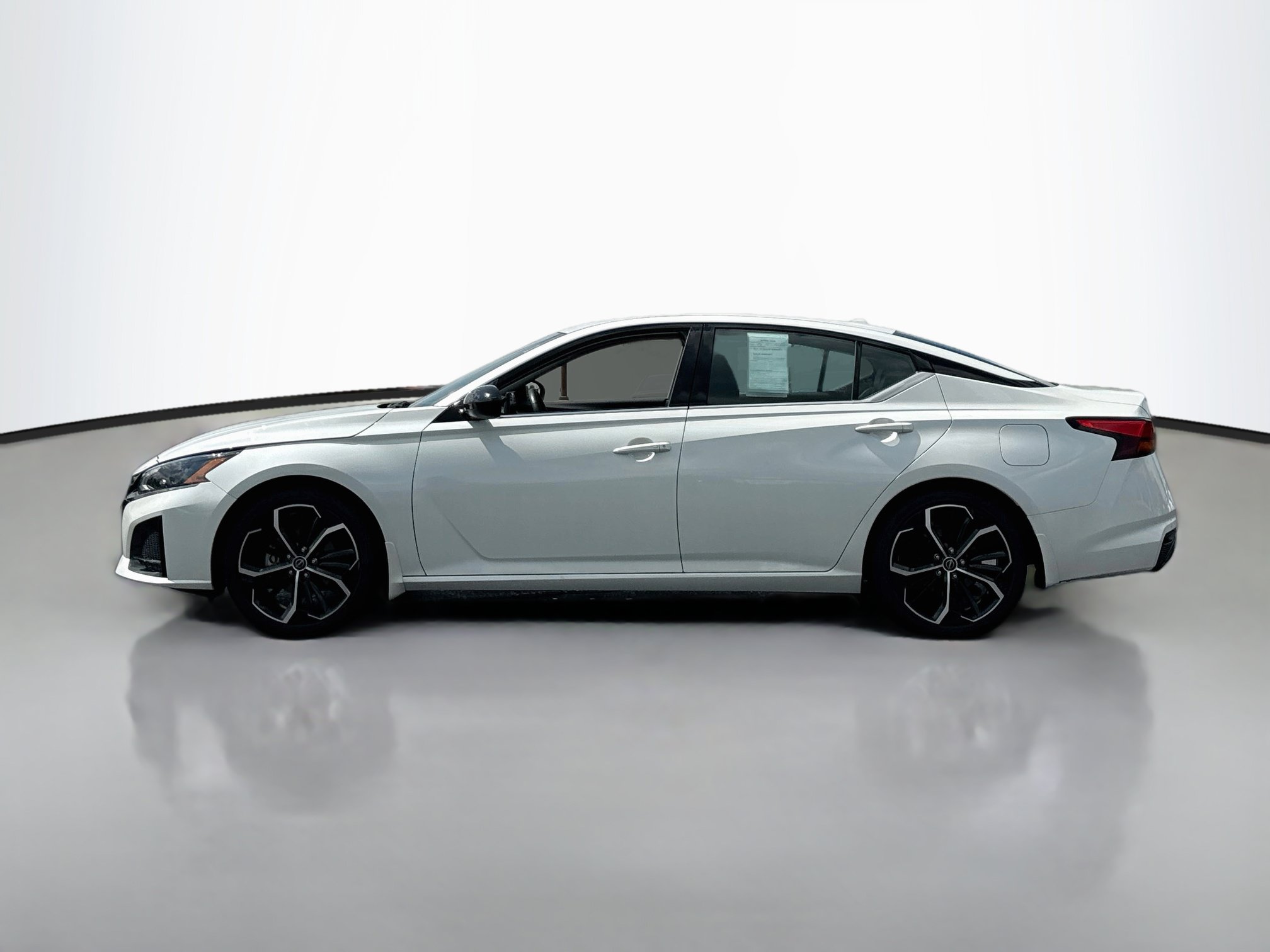 Certified 2024 Nissan Altima 2.5 SR w/ SR Premium Package FWD image 4