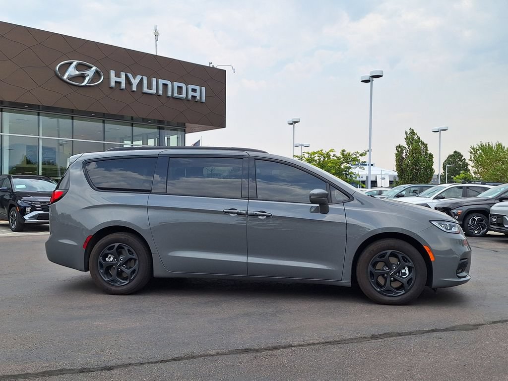 Used 2022 Chrysler Pacifica Touring-L w/ S Appearance Package FWD image 2