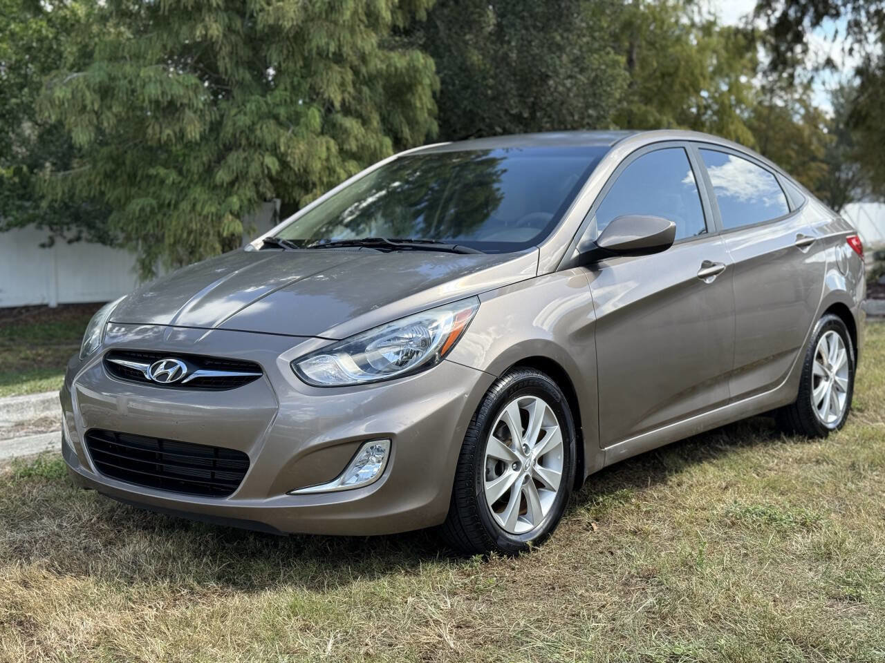 Used 2013 Hyundai Accent GLS w/ Premium Pkg FWD image 2