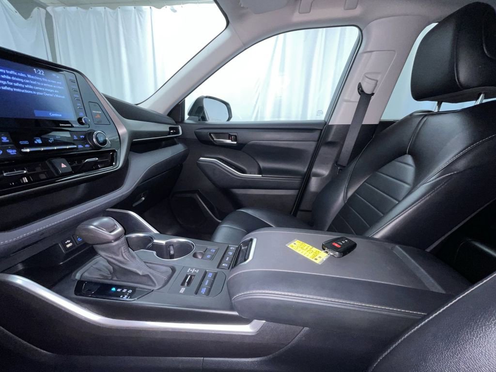 Used 2022 Toyota Highlander XLE image 10