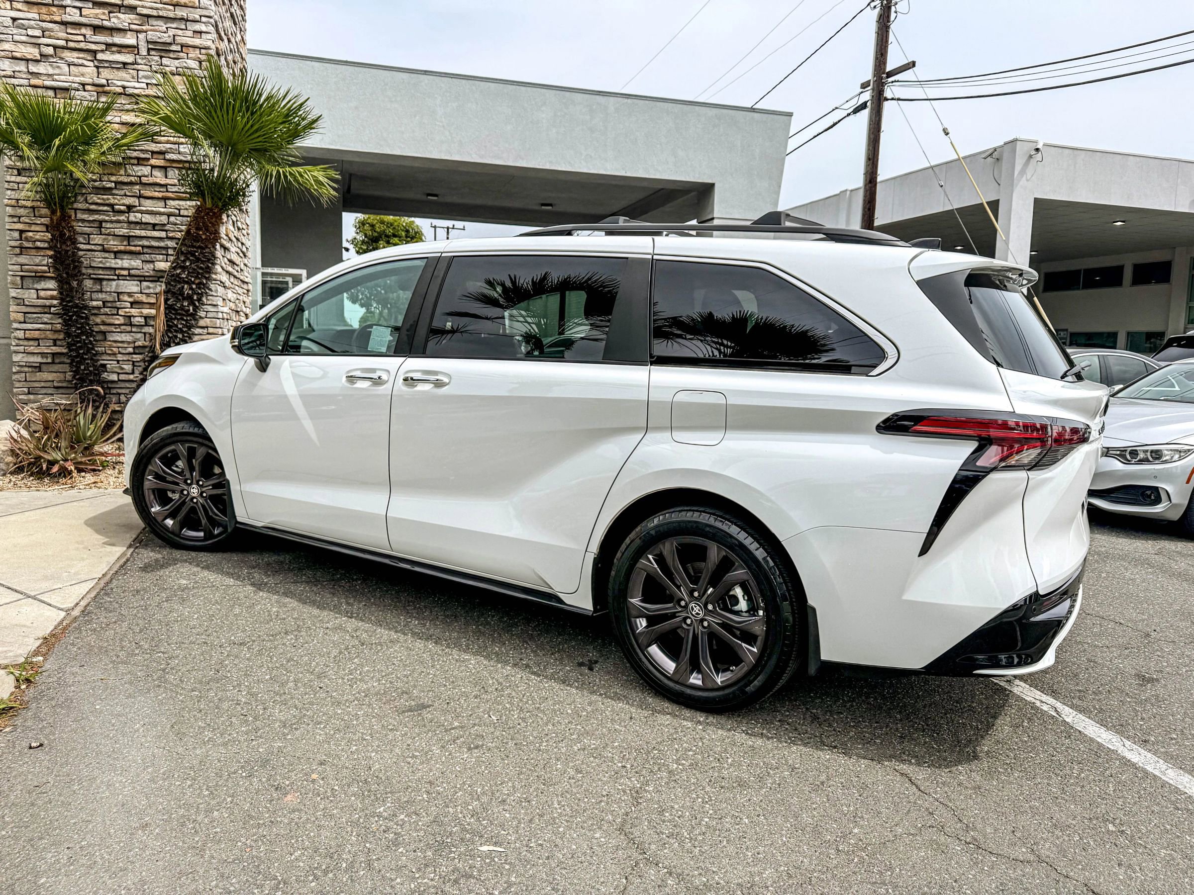 Used 2024 Toyota Sienna XSE w/ XSE Premium Package FWD image 4