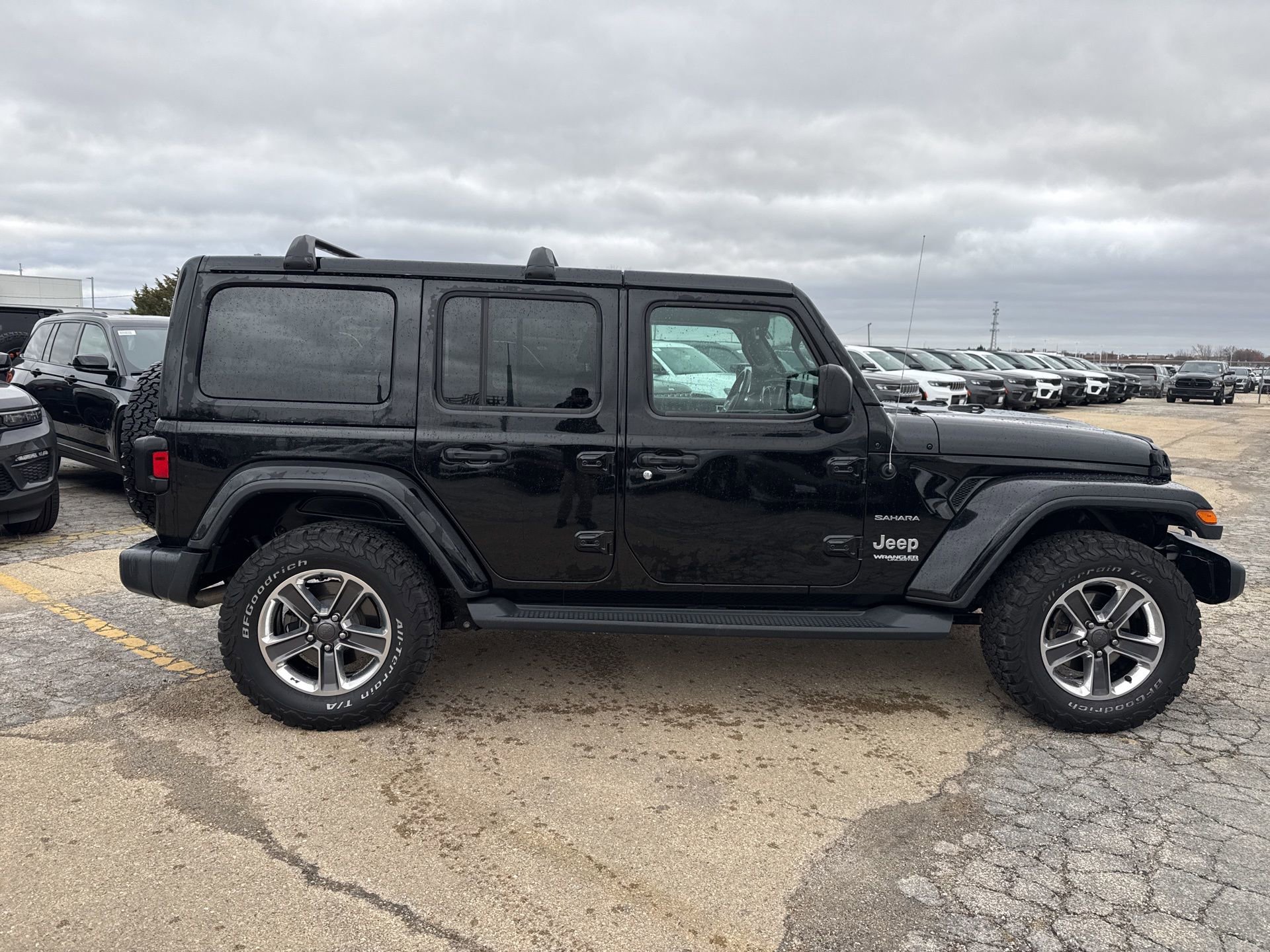 Used 2018 Jeep Wrangler Unlimited Sahara w/ Uconnect 4C Nav & Sound Group image 5