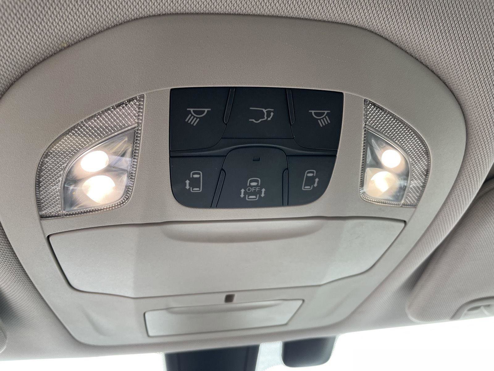 Used 2018 Chrysler Pacifica Touring Plus w/ Tire & Wheel Group FWD image 24