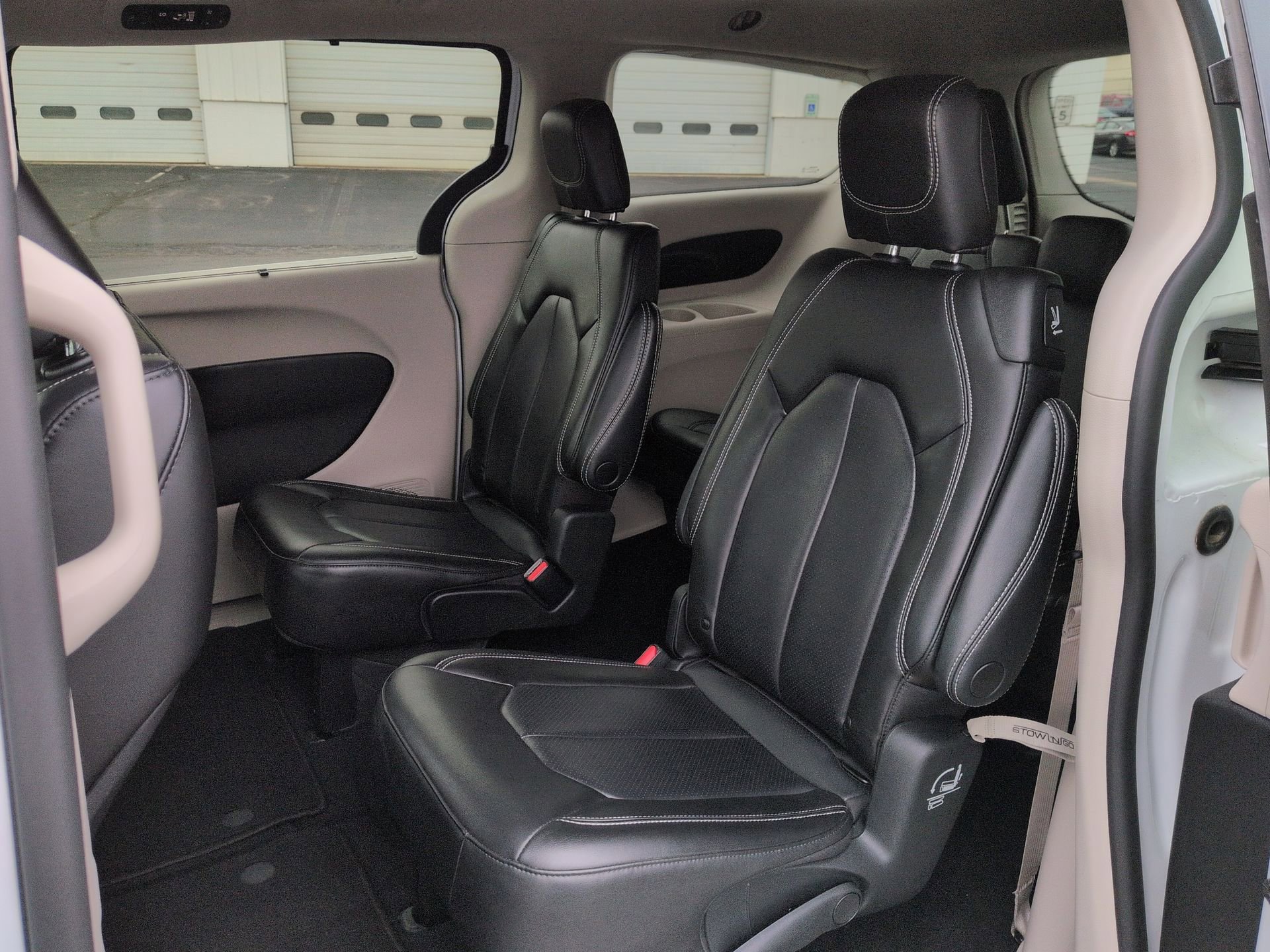 Used 2023 Chrysler Pacifica Touring-L image 24