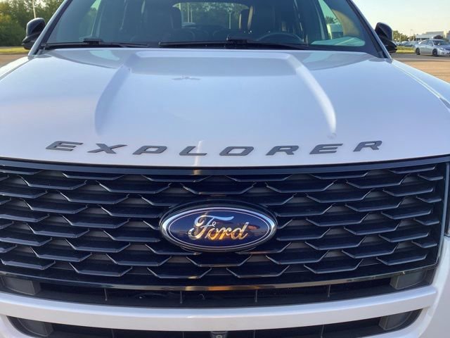 Used 2018 Ford Explorer Sport w/ Equipment Group 401A AWD/4WD image 3