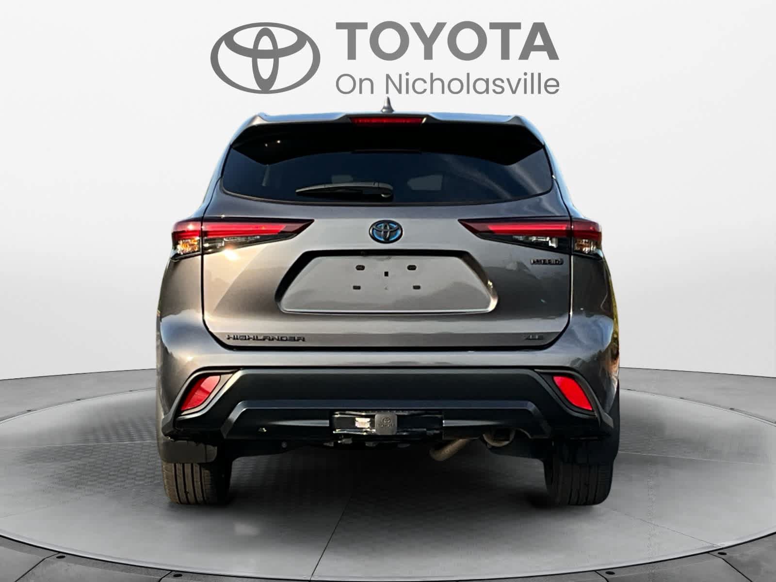 Used 2024 Toyota Highlander XLE AWD/4WD image 4