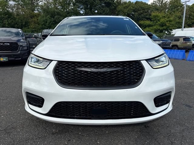Used 2025 Chrysler Pacifica Limited FWD image 2