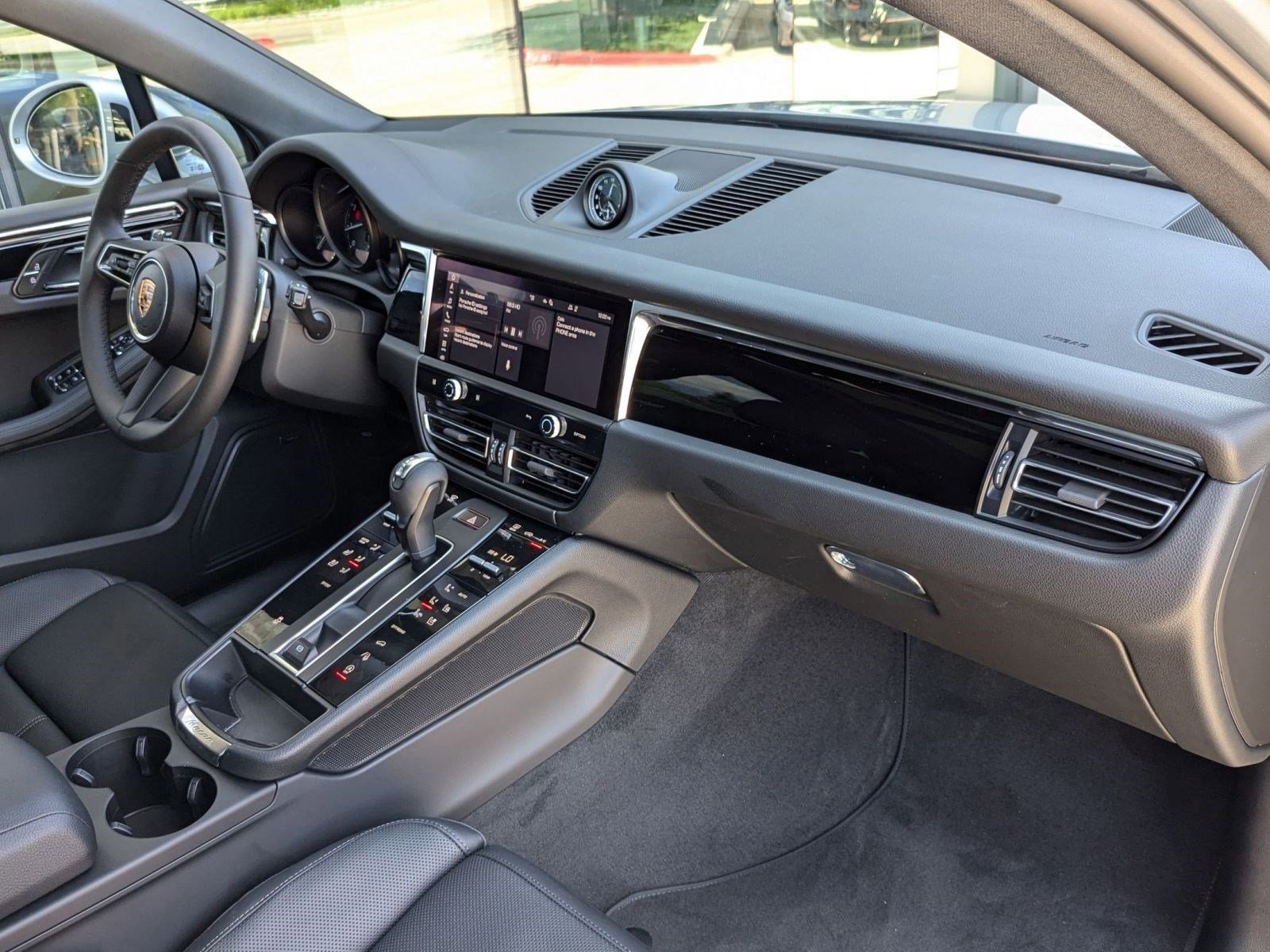 Certified 2025 Porsche Macan AWD/4WD image 26