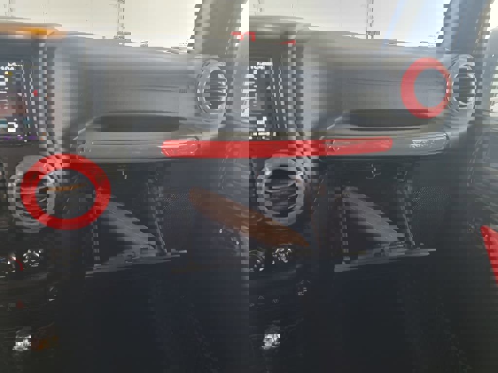 Used 2018 Jeep Wrangler Unlimited Rubicon w/ Connectivity Group image 24